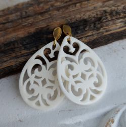 Picture of Ornament-Ohrstecker - Tropfenform aus Resin - off white
