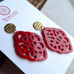 Bild von Ornament-Ohrringe aus Resin - cherry red - Stecker goldfarbig