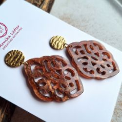 Bild von Ornament-Ohrringe aus Resin - taupe - Stecker rund goldfarbig