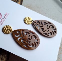 Picture of Ornament-Ohrstecker - Tropfenform - aus Resin - toffie brown - Stecker rund goldfarbig