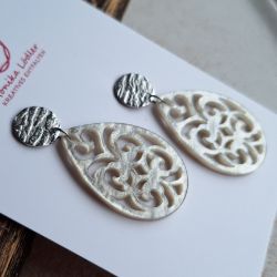 Bild von Ornament-Ohrringe aus Resin tropfenförmig - ash gray green - Stecker Edelstahl rund