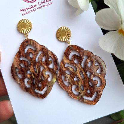 Bild von Ornament-Ohrringe aus Resin - taupe - Stecker rund goldfarbig